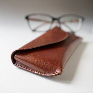 Étui à lunettes en cuir véritable classique fait main par un designer, protecteur de lunettes de soleil, article cadeau d'entreprise de luxe LGC-0030 - Product Image 2