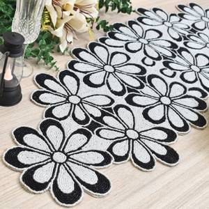 Napperons de table floraux en tissu antidérapants, design moderne, forme de fleur, noir et blanc, décoratifs - Product Image 1