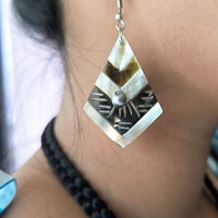 Ensemble collier et boucles d'oreilles tendance, pendentif hawaïen sculpté en forme de diamant, fleur en nacre sur cordon tressé