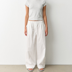 กางเกงโยคะเอวกลางสีขาวสำหรับผู้หญิง แห้งเร็ว ระบายอากาศได้ดี ผลิตจากไนลอน 100% มีเชือกผูกเอว สวมใส่สบาย ไซส์ใหญ่ กางเกงทรงหลวมสำหรับผู้หญิง - Product Image 3