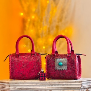 Sac de voyage en cuir véritable à 100 % avec une pierre turquoise incrustée au centre, motifs floraux gravés à la main, sac de voyage rose Speedy - Product Image 5