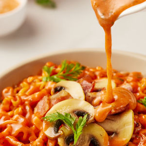 Nouilles instantanées Samyang Buldak Cup Noodles saveur Carbonara pour les secteurs de la vente au détail et de la restauration, commandes en gros - Product Image 2