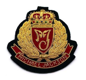 Badge de blazer de luxe brodé à la main avec fil doré, couleurs et logos personnalisés, fixation par épingle de sûreté pour uniformes, vestes et blazers - Product Image 6