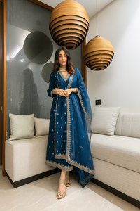 Nuevo y elegante conjunto de kurta, salwar y dupatta bordado para mujer, con un hermoso diseño para oficina y fiestas. - Product Image 3