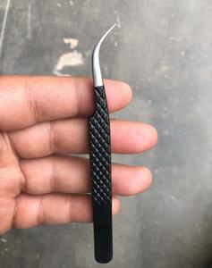 Pince à cils noire à 90 degrés emballage Marque privée Extensions de cils en acier inoxydable Pince à épiler à pointe en fibre Pince à cils personnalisée - Product Image 1