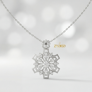 Colgante de Diamantes Florales Geométricos Plateados con Cadena de Eslabones Chapada en Oro, Diseño Moderno y Lujoso para Mujer, Ideal para Bodas, Compromisos y Aniversarios - Product Image 1