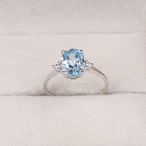 Vente en gros de bagues en argent sterling 925 massif avec topaze bleue ovale naturelle et trois pierres serties, bijoux fins Memoria Jewels - Product Image 1