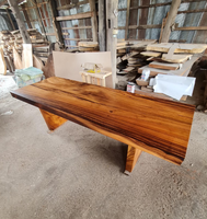 Meubles de salle à manger au design exotique avec des grumes et styles de bois variés, tables à manger en bois de Suar naturel avec bord brut