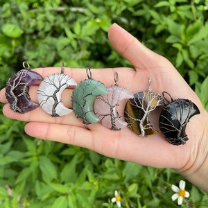 Colgante de Péndulo Hecho a Mano con Forma de Luna y Envoltura de Alambre en Piedras Semipreciosas Moradas, Negras, Verdes, Rosas y Azules, Artesanía Coleccionable - Product Image 6