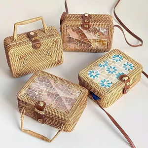 BOLSO DE RATÁN NATURAL CON INCORPORACIÓN DE CONCHAS ARTESANALES - Product Image 6