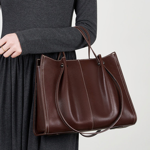Sacs fourre-tout en cuir véritable pour femmes, logo personnalisé, design de mode de haute qualité, fermeture ouverte/à glissière, couleurs personnalisées pour usage professionnel - Product Image 5
