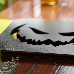 ชุดจานรองแก้วโลหะลายหน้าผี ตัดด้วยเลเซอร์ เหมาะสำหรับโต๊ะกาแฟในห้องนั่งเล่นและโต๊ะอาหาร ช่วยเพิ่มความโดดเด่นให้กับการตกแต่งสไตล์โกธิคหรือสยองขวัญ - Product Image 3