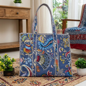 Bolso Tote Azul Hecho a Mano con Estampado, Bolso de Hombro Acolchado de Algodón Ecológico con Asa a Rayas, Bolso Obra Maestra de Alta Costura - Product Image 3