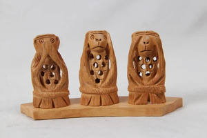 Figurine de singe Gandhi en bois faite à la main, style antique poli, pour décoration d'étagère, cadeau pour la maison - Product Image 1