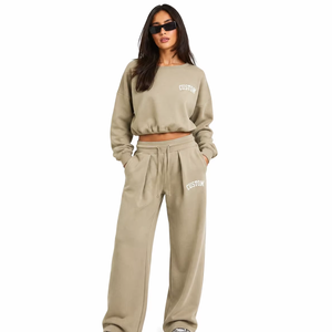 Ensemble de survêtement beige pour femme avec sweat-shirt court et pantalon large à cordon de serrage pour le sport, le fitness et les loisirs, coupe décontractée et personnalisable - Product Image 1