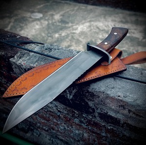 Cuchillo de Caza Hecho a Mano con Hoja de Acero al Carbono, Punta Caída, Mango de Madera y Funda de Cuero para Supervivencia al Aire Libre - Product Image 4