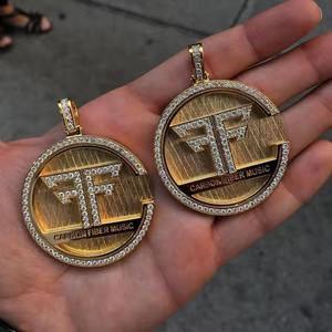 Colgante Personalizado de Moissanita Natural Redonda Baguette de 2 Ct con Dijes de Diamantes con Baño de Oro de 14K para Fiestas y Eventos - Product Image 1