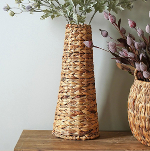 Vase à plantes en rotin tressé à base large et bombée pour les accents végétaux d'intérieur sur table, disponible à prix de gros. - Product Image 1