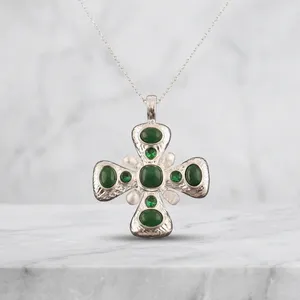 Pendentif Croix Vintage Chrétien en Laiton Plaqué Argent 18 carats avec Pierre Naturelle (Jade, Calcédoine, Quartz, Perle) - Product Image 3