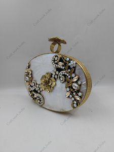 Pochette ovale artisanale indienne en nacre avec cadre en laiton, décorations florales en cristal, sac de soirée luxueux fait main pour femmes - Product Image 3