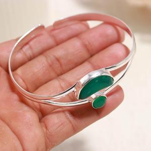 Bracelet en argent 925 fait main avec onyx vert |   Bijoux minimalistes en pierres précieuses pour femmes - Product Image 1