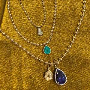 จี้เพชรเพียร์สีเขียวเพาะเลี้ยงในห้องปฏิบัติการ พร้อมสร้อยคอทอง 14k 18k ทรงหยดน้ำ ขนาด 3 มม. ประดับขอบแบบ Bezel Set พร้อมสร้อยลูกปัดแบบ Ball Chain รับรองโดย IGI ขายส่ง - Product Image 2