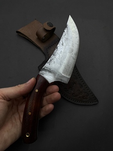 Cuchillo de caza y camping de hoja fija, de acero forjado, con filo parcialmente dentado, mango de madera y funda de cuero, duradero. - Product Image 5