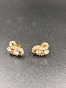 Boucles d'oreilles classiques plaquées or avec micro-incrustations florales pour femmes, motif paon - Product Image 3