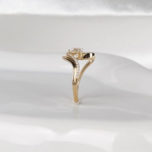 แหวนหมั้นเพชรเม็ดเดี่ยวสังเคราะห์ทรงเบเซลเซ็ต 0.80 กะรัต พร้อมวงแหวนโค้งเข้าชุด ทองคำขาว 14K รับรองโดย IGI - Product Image 5