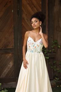 Vestido Maxi sin Mangas de Algodón y Seda Crema con Bordado a Mano para Mujer, Elegante Vestido de Verano con Bordado Floral Artesanal y Cuello en V - Product Image 3