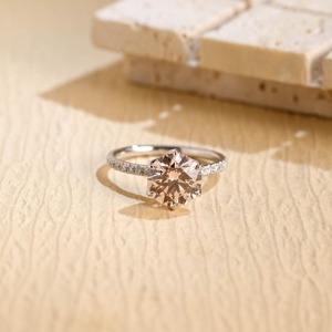 Bague de fiançailles et de mariage romantique en or massif 14 carats avec diamant de laboratoire rose rond certifié IGI pour femme - Product Image 1