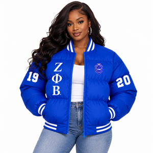 เสื้อแจ็คเก็ตพัฟเฟอร์ Zeta Phi Beta Sorority แบบสั่งทำพิเศษ ปักโลโก้ด้านหน้า สีน้ำเงินและสีขาว แขนยาว สำหรับผู้หญิง - Product Image 1