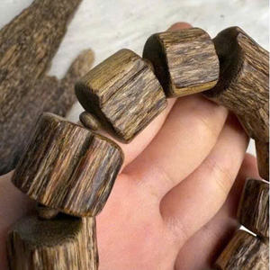 Vente en gros de bracelets vintage en bois d'agar naturel du Vietnam, perles de prière Oud à haute concentration d'arôme, taille personnalisée disponible, fourniture OEM - Product Image 2