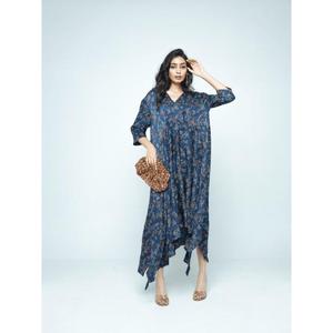 Vestido de corte asimétrico en modal con estampado Fluttergarden, diseñado con mangas ¾, parte inferior fluida y suave, y detalle de lazo en la espalda. - Product Image 1