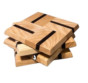Posavasos de madera maciza cuadrada con acabado de laca y soporte antiarañazos anticalor para todo tipo de bebidas nogal - Product Image 1