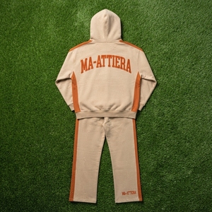 Ensemble survêtement streetwear pour homme, beige et orange, avec sweat à capuche zippé et pantalon large, panneau latéral contrastant et détails cloutés, personnalisable OEM ODM - Product Image 6