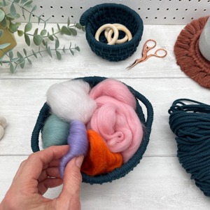 Ensemble de 3 paniers en macramé bleus, petite taille, organisateur pour bijoux, médicaments, rangement, panier décoratif élégant en corde de coton, provenant d'Inde - Product Image 6