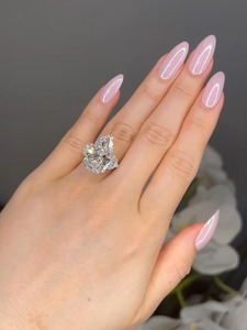 Bague de fiançailles en or massif 8 carats avec diamant de laboratoire taille poire, trois pierres, diamants latéraux en forme de cœur, certifiée IGI, tendance et luxueuse - Product Image 2
