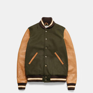 เสื้อแจ็คเก็ตวาร์ซิตี้สีเขียวมะกอกและสีแทนสำหรับผู้ชาย ทำจากผ้าขนสัตว์และหนัง สไตล์บอมเบอร์คลาสสิก พร้อมขอบยางยืดและกระดุมแป๊ก - Product Image 1