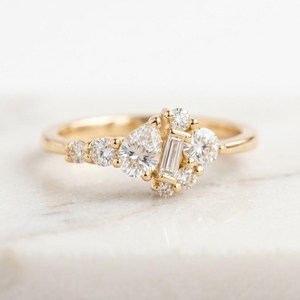 Bague de fiançailles élégante en or massif avec grappe de pierres de laboratoire taille brillant poire et taille rond, 0,86 ct, clarté E, VVS, bijoux fins - Product Image 1