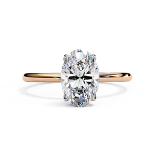 Anillo de compromiso solitario con diamante de corte ovalado en engaste clásico de puntas - Product Image 1