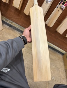 Batte de cricket Hoserz International de qualité supérieure, en saule anglais, légère, de qualité professionnelle, fabriquée à la main, pour le cricket à balle dure, 38/40 mm - Product Image 3