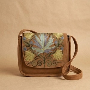 Bolso bandolera con bordado Crewel de Cachemira en gamuza marrón castaño con loto azul y crisantemo amarillo - Product Image 4