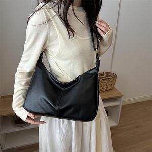 Sac à bandoulière en cuir noir personnalisé pour femme, élégant sac à main d'épaule en provenance du Rajasthan pour un usage quotidien - Product Image 2
