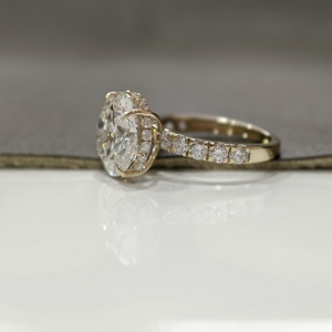 Anillo de compromiso y boda de lujo para mujer con diamante cultivado en laboratorio certificado IGI de 5 CT, corte redondo, engaste de garra, halo oculto y banda pavé - Product Image 3