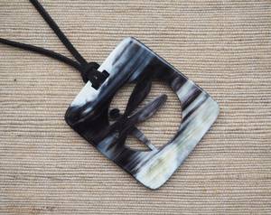 Collier pendentif géométrique en corne, style bohème, ensemble de bijoux unisexe, forme goutte d'eau noir et crème, pendentif en corne pour femme - Product Image 3
