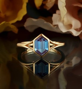 Bague de fiançailles et de mariage en argent sterling 925 plaqué or avec pierre précieuse Alexandrite taille hexagonale à changement de couleur pour occasions festives - Product Image 1
