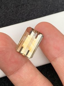 Piedra Preciosa de Citrino en Forma Rectangular |   Loupe-Clean Pixel Cut Amarillo - Product Image 1