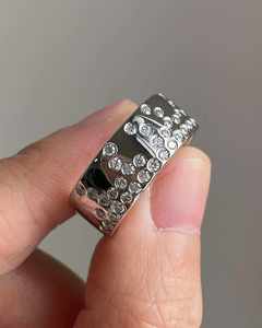 Bague large tendance en or plaqué 9 carats avec diamants de laboratoire sertis en clos, style confettis, pierres dispersées, classique - Product Image 3