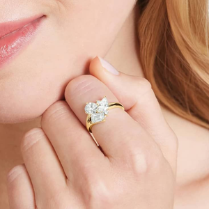 แหวนเพชรหมั้นผู้หญิงทองคำขาว 14K ประดับเพชรเม็ดเดี่ยวทรงคลัสเตอร์หลายรูปแบบ Three Stone Trois et Moi น้ำหนัก 1 กะรัต สี F ความสะอาด VS1 เพชรเพาะเลี้ยง - Product Image 1